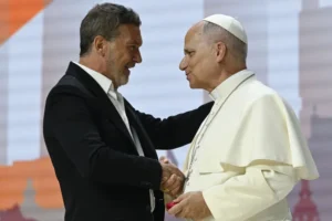 Antonio Banderas emociona plateia ao discursar perante o Papa Leão XIV