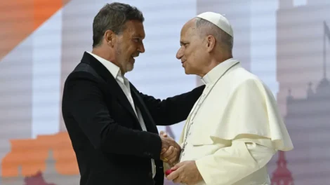 Antonio Banderas emociona plateia ao discursar perante o Papa Leão XIV