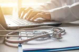 Anvisa proíbe plataforma de consulta online e entrega de medicamento