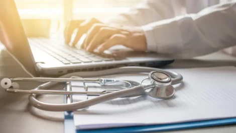 Anvisa proíbe plataforma de consulta online e entrega de medicamento
