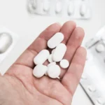 Anvisa suspende lotes de medicamentos para controle de pressão e para câncer; entenda