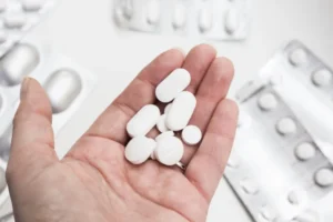 Anvisa suspende lotes de medicamentos para controle de pressão e para câncer; entenda