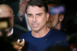 Após ação policial em SP, Flávio fala em perseguição estatal a 'Dark Horse' para influenciar eleições