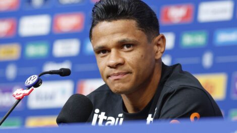 Aposta de Ancelotti, Douglas Santos explica apoio tático a Vini Jr.