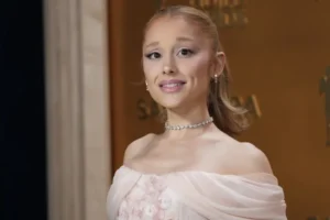 Ariana Grande interage com fã que pulou em rio ao som de sua nova música