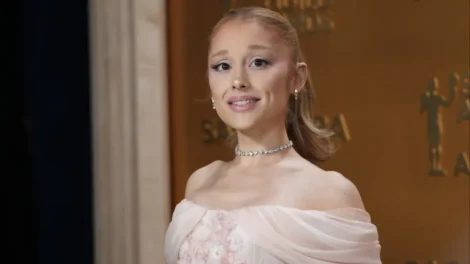 Ariana Grande interage com fã que pulou em rio ao som de sua nova música