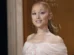Ariana Grande interage com fã que pulou em rio ao som de sua nova música