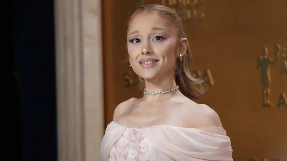 Ariana Grande interage com fã que pulou em rio ao som de sua nova música