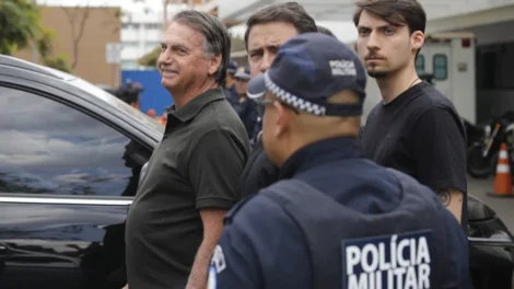 Arma de Jair Bolsonaro é apreendida com militar durante blitz no DF
