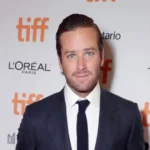 Armie Hammer, acusado de crimes sexuais, retorna com filme supostamente racista