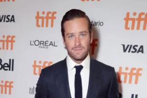Armie Hammer, acusado de crimes sexuais, retorna com filme supostamente racista
