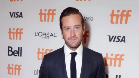 Armie Hammer, acusado de crimes sexuais, retorna com filme supostamente racista