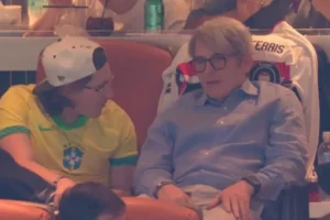 Astro de 'Curtindo a Vida Adoidado' aparece com camisa do São Paulo em jogo do Brasil