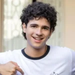 Ator que vive jovem gay em 'Quem Ama Cuida' celebra identificação do público