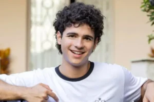 Ator que vive jovem gay em 'Quem Ama Cuida' celebra identificação do público