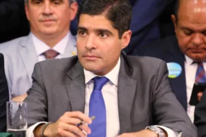 Avião com ACM Neto faz pouso de emergência na Bahia após problema técnico