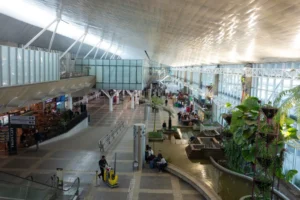 Barrada no Panamá, imigrante mora em aeroporto há 6 meses e espera documentos para rever filho