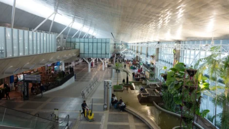 Barrada no Panamá, imigrante mora em aeroporto há 6 meses e espera documentos para rever filho