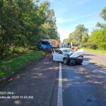 Batida entre carro e caminhão deixa motorista ferido na BR-376, em Paranavaí