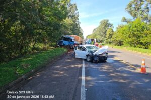 Batida entre carro e caminhão deixa motorista ferido na BR-376, em Paranavaí