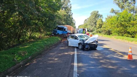 Batida entre carro e caminhão deixa motorista ferido na BR-376, em Paranavaí