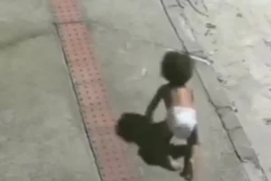 Bebê engatinhando sozinha na rua é salva por motoqueiro no ES