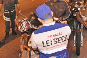 Brasil aplica 23 multas de lei seca por hora, aponta levantamento