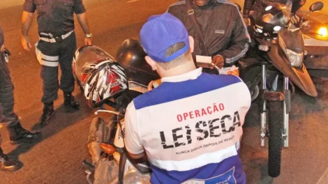 Brasil aplica 23 multas de lei seca por hora, aponta levantamento