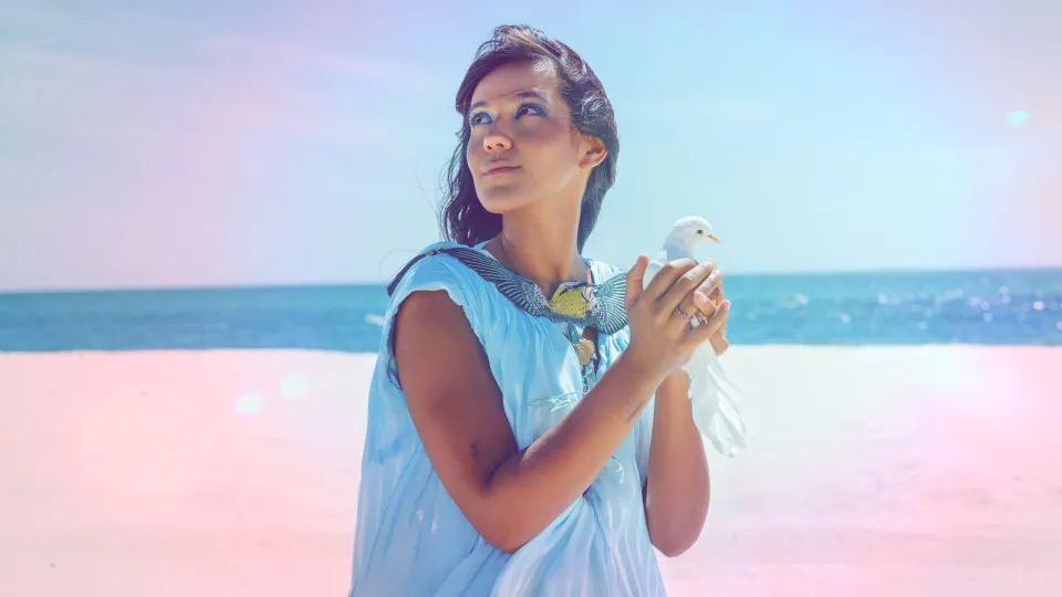 Cantora Tainá lança 'Sabiá': a canção da alma que aprendeu a voar
