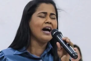 Cantora gospel morre aos 38 anos após doença no fígado