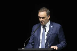 Chefe de gabinete de Milei renuncia em meio a escândalo de corrupção