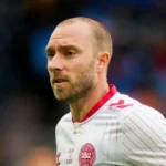 Christian Eriksen desmaia durante jogo da Dinamarca cinco anos após parada cardíaca