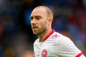 Christian Eriksen desmaia durante jogo da Dinamarca cinco anos após parada cardíaca
