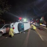 Colisão entre dois carros causa tombamento de veículo na Avenida Pedro Taques, em Maringá