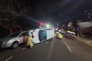 Colisão entre dois carros causa tombamento de veículo na Avenida Pedro Taques, em Maringá