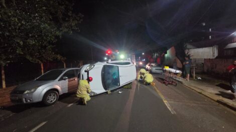 Colisão entre dois carros causa tombamento de veículo na Avenida Pedro Taques, em Maringá