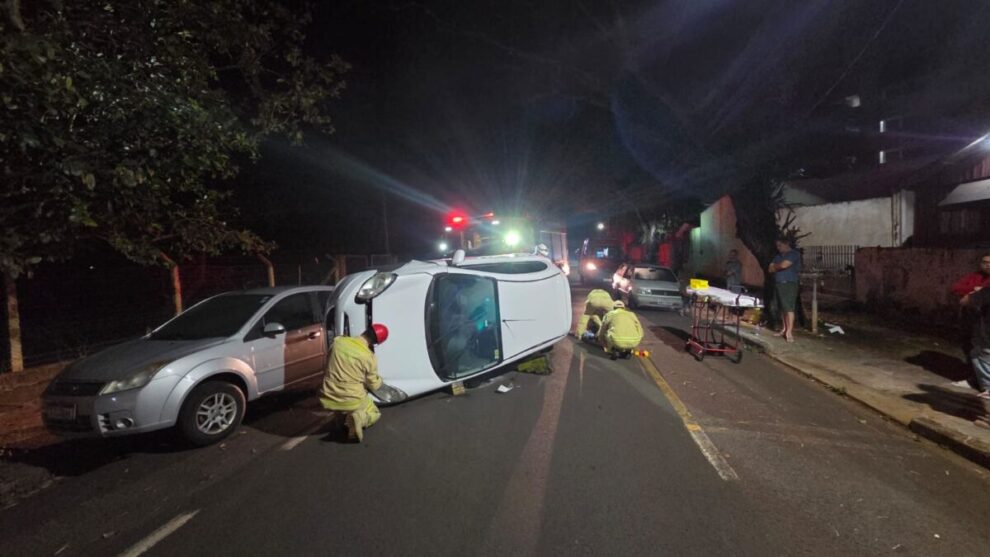 Colisão entre dois carros causa tombamento de veículo na Avenida Pedro Taques, em Maringá