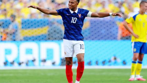 Com dois gols de Mbappé, França despacha Suécia e avança às oitavas