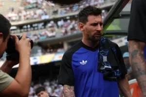 Com pênalti polêmico e Messi no banco, Argentina bate Honduras sem sustos