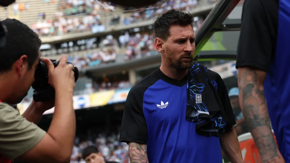 Com pênalti polêmico e Messi no banco, Argentina bate Honduras sem sustos