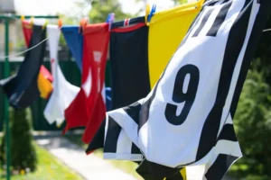 Como lavar camisa de futebol sem estragar estampas e tecidos