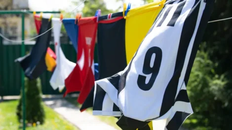 Como lavar camisa de futebol sem estragar estampas e tecidos