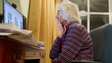 Conheça o casal 60+ que ensina idosos a lidar com tecnologia e evitar golpes