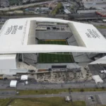 Corinthians muda campo e promete qualidade de quando estádio foi inaugurado