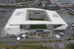 Corinthians muda campo e promete qualidade de quando estádio foi inaugurado
