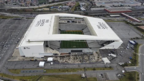Corinthians muda campo e promete qualidade de quando estádio foi inaugurado