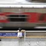 Criança cai em vão entre trem e plataforma de estação da linha 9-esmeralda em SP