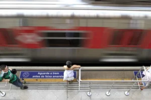 Criança cai em vão entre trem e plataforma de estação da linha 9-esmeralda em SP