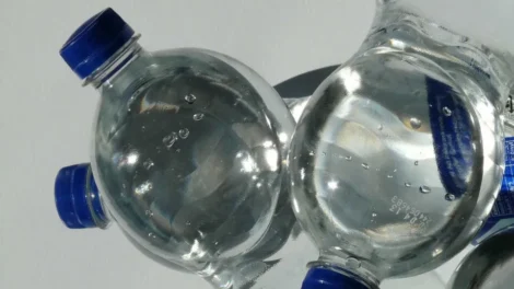 Crystal recolhe lote de água mineral após identificação de bactéria, diz Anvisa
