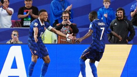 Depois de chuva e pausa, França de Mbappé não dá chances ao Iraque